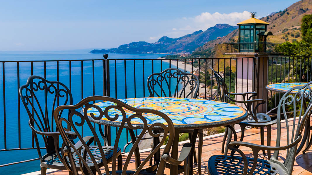 Café med utsikt över kusten på Sicilien